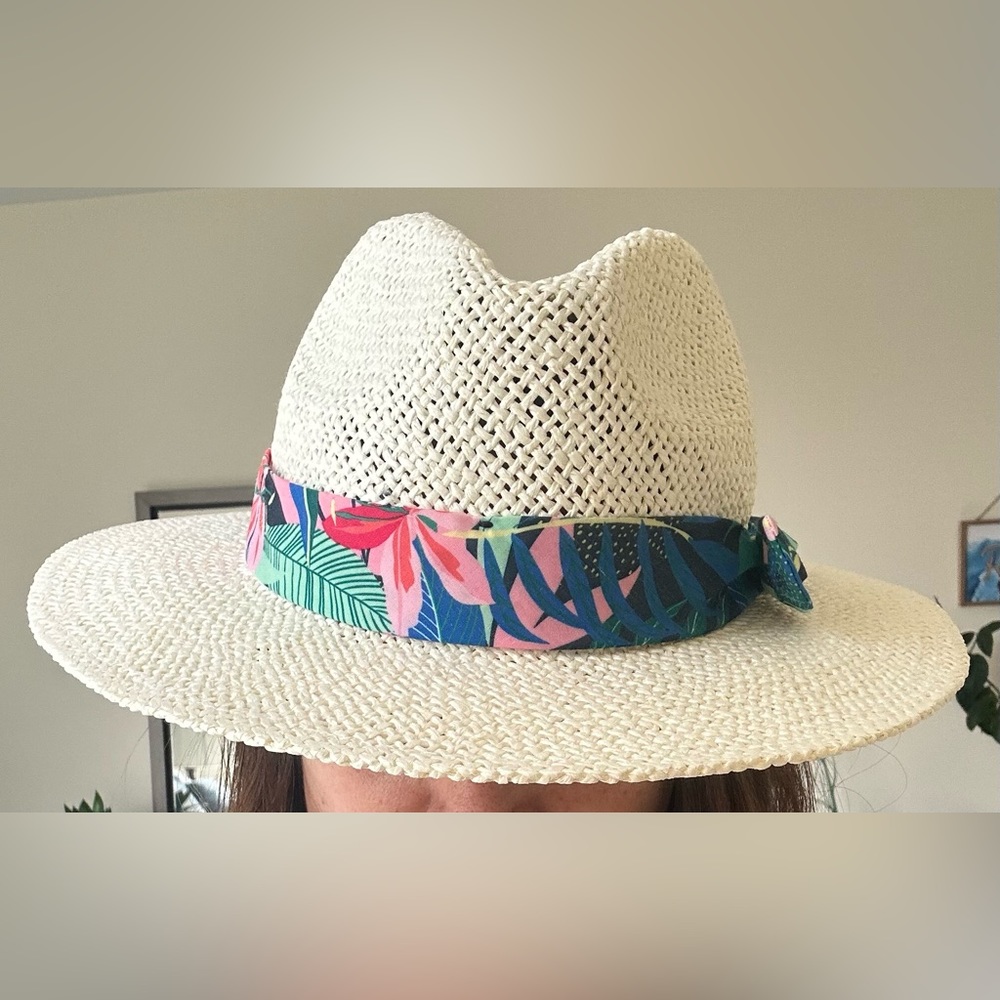 BNWT- Straw Fedora / Beach Hat